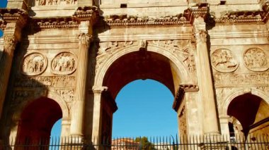 Roma, İtalya 'da gün batımında Konstantin Kemeri. Milattan sonra 315 yılında İmparator Konstantin tarafından inşa edilen kemer dimdik ayakta duruyor ve altın ışıkla yıkandı.