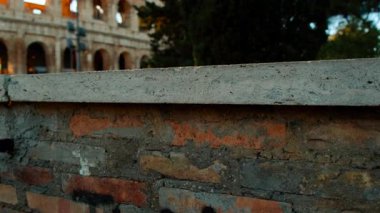 ROME, 2022 dolaylarında Roma, İtalya 'da gün batımında sıcak altın ışıkta Colosseum' un çarpıcı bir videosu. MS 80 'de İmparator Vespasian ve oğlu Titus tarafından inşa edildi.