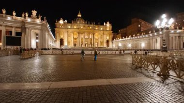 VATICAN ŞEHRİ, 2022 dolaylarında - Vatikan Şehri 'nin gece manzarası, veya Kutsal Görüş, ve St. Peter Bazilikası, Basilica di San Pietro, dünyaca ünlü bir Katolik kilisesi 1626 yılında tamamlandı, Roma, İtalya