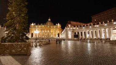 VATICAN ŞEHRİ, 2022 dolaylarında - Vatikan Şehri 'nin gece manzarası, veya Kutsal Görüş, ve St. Peter Bazilikası, Basilica di San Pietro, dünyaca ünlü bir Katolik kilisesi 1626 yılında tamamlandı, Roma, İtalya