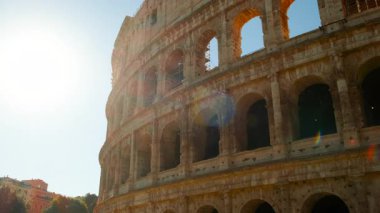 Kolezyum 'un Roma, İtalya' da gün doğumunda sıcak altın ışıkla çekilmiş çarpıcı bir videosu. MS 80 'de İmparator Vespasian ve oğlu Titus tarafından inşa edildi.
