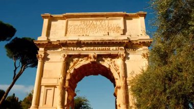 İtalya, Roma 'daki Titus Kemeri. MS 81 yılında İmparator Titus 'un zaferlerini kutlamak için inşa edilen kemer, Roma ordusunun zaferlerini resmediyor.