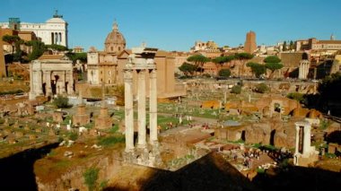Roma, İtalya 'da gün batımında Foro Romano' nun güzel bir videosu. Milattan önce 7. yüzyılda inşa edilen forum, Roma toplumsal yaşamının merkeziydi.