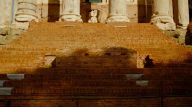 Roma, İtalya 'daki Divus Julius Tapınağı' nın nefes kesici videosu. İmparator Augustus tarafından Milattan Önce 1. yüzyılda inşa edildi.