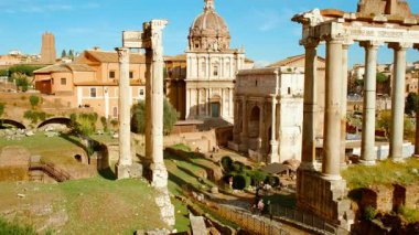 Roma, İtalya 'da gün batımında Foro Romano' nun göz kamaştırıcı manzarası. Milattan önce 7. yüzyılda inşa edilen forum, Roma toplumsal yaşamının merkeziydi.