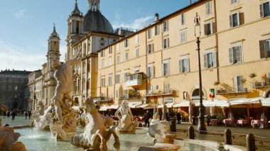 ROME, takriben 2022 - Piazza Navona 'nın ve Roma, İtalya' daki fıskiyelerinin çekimleri. 15. yüzyılda inşa edilen Piazza, Barok mimarisinin çarpıcı bir örneğidir.