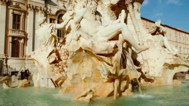 ROME, takriben 2022 - Piazza Navona 'nın ve Roma, İtalya' daki fıskiyelerinin çekimleri. 15. yüzyılda inşa edilen Piazza, Barok mimarisinin çarpıcı bir örneğidir.