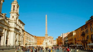 ROME, takriben 2022 - Piazza Navona 'nın ve Roma, İtalya' daki fıskiyelerinin çekimleri. 15. yüzyılda inşa edilen Piazza, Barok mimarisinin çarpıcı bir örneğidir.
