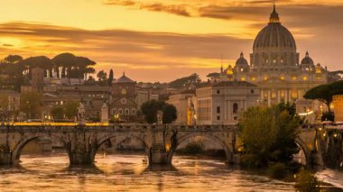 Roma, İtalya 'nın, Ponte Sant' Angelo, Tiber nehri ve Aziz Peter Bazilikası 'nın Vatikan, Kutsal Görüş' te yer aldığı büyüleyici günden geceye geçen video.