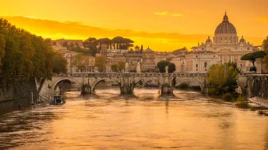 Roma, İtalya 'nın, Ponte Sant' Angelo, Tiber nehri ve Aziz Peter Bazilikası 'nın Vatikan, Kutsal Görüş' te yer aldığı büyüleyici günden geceye geçen video.