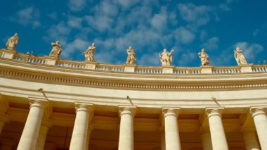 Vatikan 'ın Aziz Petrus Meydanı' ndaki sütunlar, Aziz Petrus Bazilikası 'nı çevreleyen 284 sütunluk dairesel bir atari salonu, Aziz Petrus Bazilikası, di San Pietro ve kare.