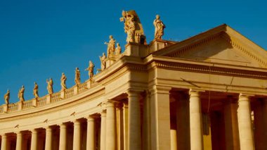 Vatikan 'ın Aziz Petrus Meydanı' ndaki sütunlar, Aziz Petrus Bazilikası 'nı çevreleyen 284 sütunluk dairesel bir atari salonu, Aziz Petrus Bazilikası, di San Pietro ve kare.