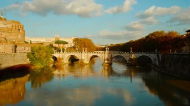 Nefes kesici bir günbatımı Castel Sant 'Angelo, Ponte Sant' Angelo köprüsü ve Roma, İtalya 'daki dolambaçlı Tiber nehri aydınlatır.