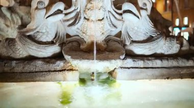 Papa 13. Gregory tarafından yaptırılan Fontana del Pantheon 'un gece görüşü, Roma Piazza della Rotonda' da yer almaktadır ve 1575 yılında inşa edilmiştir.