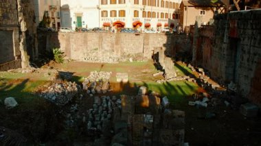 ROME, circa 2022 - Roma, İtalya 'da günbatımında Augustus Forumu' nun etkileyici videosu. İmparator Augustus tarafından M.Ö. 1. yüzyılda inşa edildi.