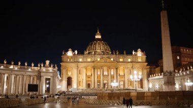VATICAN ŞEHRİ, 2022 dolaylarında - Vatikan Şehri 'nin gece manzarası, veya Kutsal Görüş, ve St. Peter Bazilikası, Basilica di San Pietro, dünyaca ünlü bir Katolik kilisesi 1626 yılında tamamlandı, Roma, İtalya