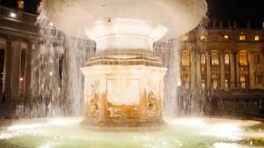 VATICAN ŞEHRİ, 2022 dolaylarında - Vatikan Şehri 'nin gece manzarası, veya Kutsal Görüş, ve St. Peter Bazilikası, Basilica di San Pietro, dünyaca ünlü bir Katolik kilisesi 1626 yılında tamamlandı, Roma, İtalya