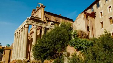 Roma, İtalya 'daki Divus Julius Tapınağı' nın nefes kesici videosu. İmparator Augustus tarafından Milattan Önce 1. yüzyılda inşa edildi.