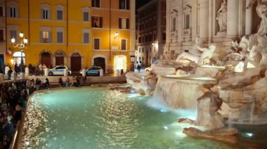 ROME, 2022 dolaylarında - Fontana di Trevi, gece, Roma, İtalya. 18. yüzyılda Nicola Salvi tarafından yaratılan çeşme, Barok tasarımının bir başyapıtıdır.