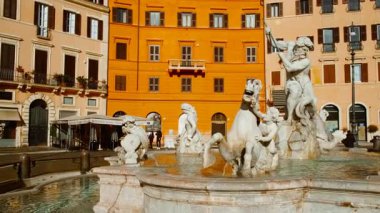 ROME, takriben 2022 - Piazza Navona 'nın ve Roma, İtalya' daki fıskiyelerinin çekimleri. 15. yüzyılda inşa edilen Piazza, Barok mimarisinin çarpıcı bir örneğidir.