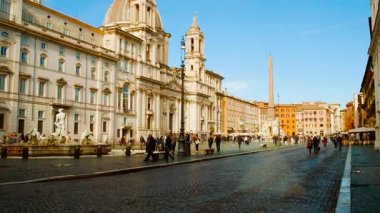 ROME, takriben 2022 - Piazza Navona 'nın ve Roma, İtalya' daki fıskiyelerinin çekimleri. 15. yüzyılda inşa edilen Piazza, Barok mimarisinin çarpıcı bir örneğidir.