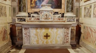 ROME, circa 2022 - Santa Maria del Popolo Bazilikası, 12. yüzyılda Roma, İtalya 'da inşa edilen bir kilise, Caravaggio ve Raphael' in başyapıtlarıyla