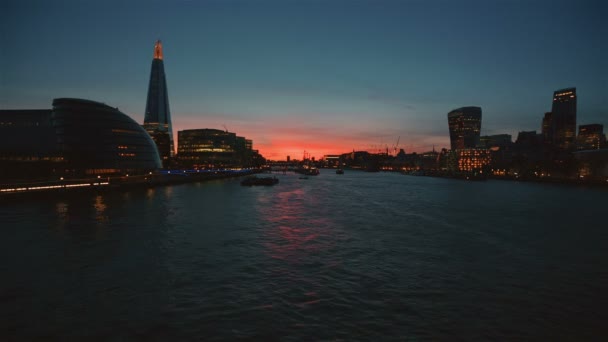 在伦敦泰晤士河畔的日落美景 — 图库视频影像