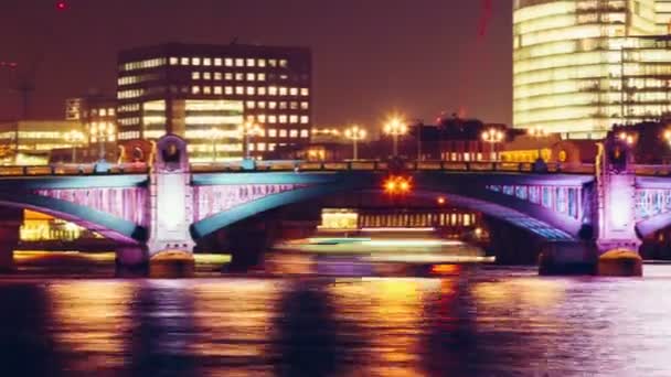 The Shard y Southwark Bridge en Londres, Reino Unido por la noche — Vídeos de Stock