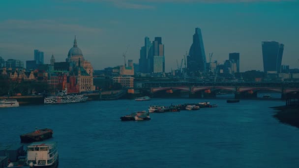 Νωρίς το πρωί γραφική θέα του Τάμεση στο Λονδίνο, Ηνωμένο Βασίλειο — Αρχείο Βίντεο