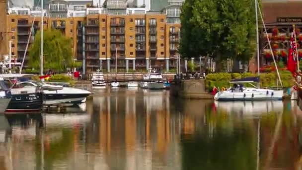 Timelpase av St Katharine Docks i London, Uk — Stockvideo