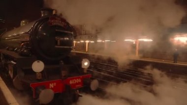 Londra'nın Victoria İstasyonu çekme bir buharlı tren gece sahne