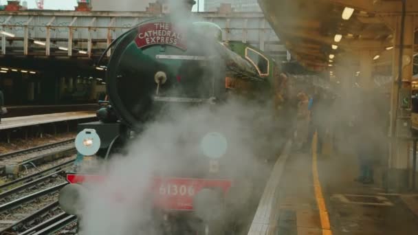 Επιβάτες επιβίβαση ατμομηχανή στο σταθμό Victoria του Λονδίνου — Αρχείο Βίντεο