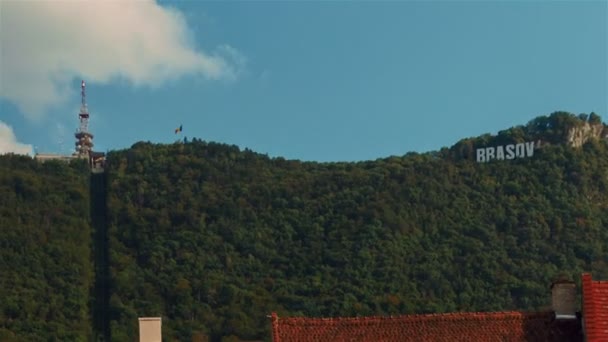 Rumänische Stadt Brasov - Wahrzeichen Berg — Stockvideo