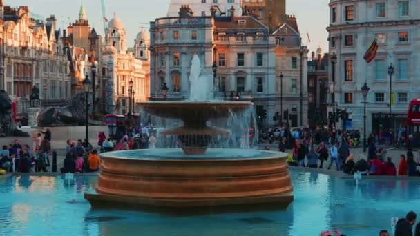 Trafalgar Square Timelapse de turistas y autobuses que pasan por — Vídeos de Stock