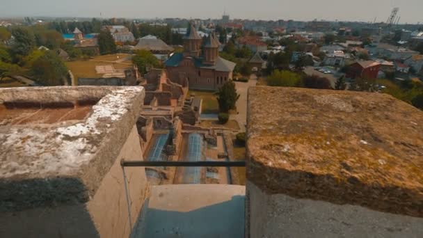 Inclinação tiro da Torre Chindia em Targoviste, Roménia — Vídeo de Stock