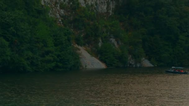 Decébalo (Decébalo) estatua de roca rey junto al río Danubio en un día nublado — Vídeos de Stock