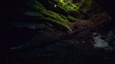 Aşağı-Romanya Scarisoara buz mağarasının içinden katlanabilen görünümü yukarı