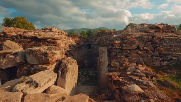 Ruinas romanas de Sarmizegetusa en Deva, Rumania - Wide Slider Shot — Vídeo de stock