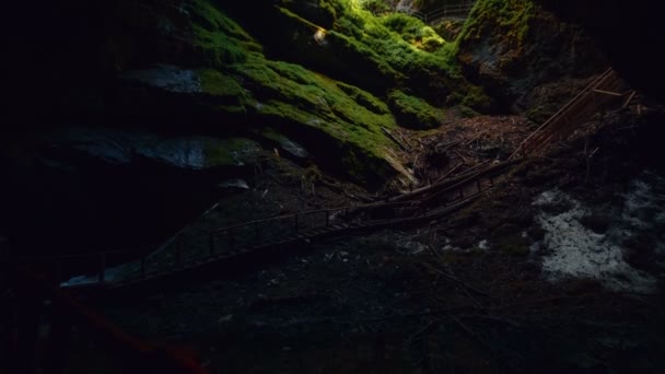 Dół do przechylania widoku od wewnątrz jaskini Scarisoara w Rumunii — Wideo stockowe