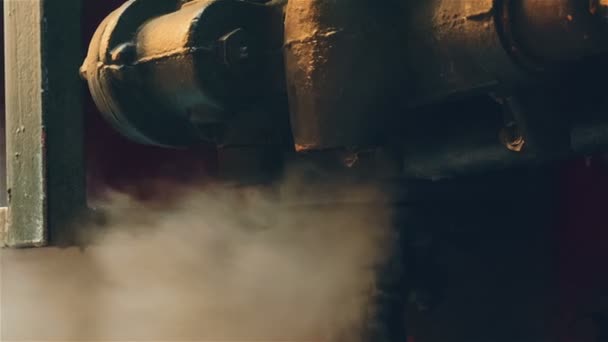 Ultra gros plan sur une vapeur d'échappement de moteur industriel 