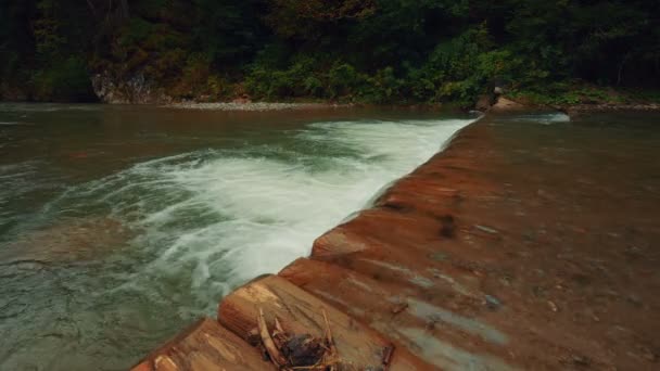 Pequena cachoeira em um rio — Vídeo de Stock