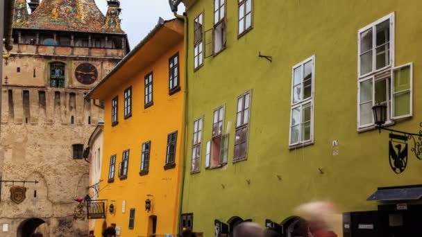 Timelapse of Sighisoara Clock Tower en Transilvania, Rumania — Vídeos de Stock