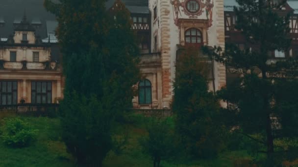 Peles Schloss und ein nebliger Kiefernwald in Sinaia, Transsilvanien, Rumänien - Frontansicht aus nächster Nähe — Stockvideo