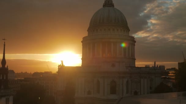 Puesta del sol dramática por la catedral de San Pablo en Londres, Reino Unido - Wide Shot — Vídeos de Stock