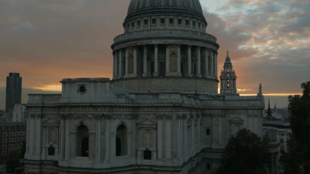 Dramatyczny zachód słońca przez katedrę Św Pawła w Londynie, UK-Wide kąt strzału — Wideo stockowe