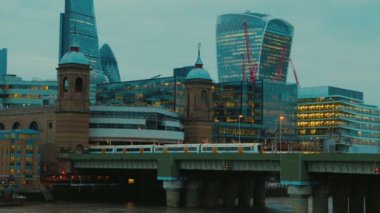 Cannon Street tren Köprüsü ve Londra, İngiltere, İngiltere'de finans bölgesi