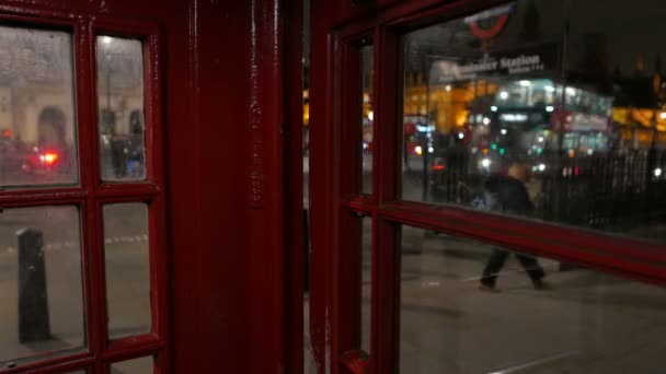 Londra, İngiltere, İngiltere'de kırmızı bir telefon kulübesi Marnixkade Westminster — Stok video