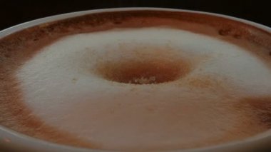 Caffe Latte Ultra makro çekim için ekleme şeker