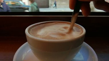 Caffe Latte - Ultra makro çekim büyük bir kupa karıştırma