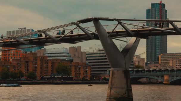 De Millennium Bridge pendelaars — Stockvideo